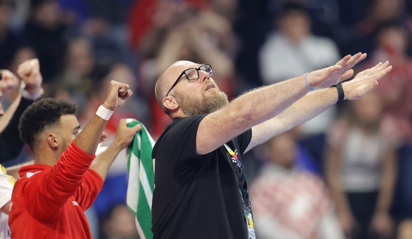 epa11077544 Austria's head coach Ales Pajovic reacts during the EHF Men's EURO 2024 Group B handball match between Croatia and Austria in Mannheim, Germany, 14 January 2024.  EPA/RONALD WITTEK