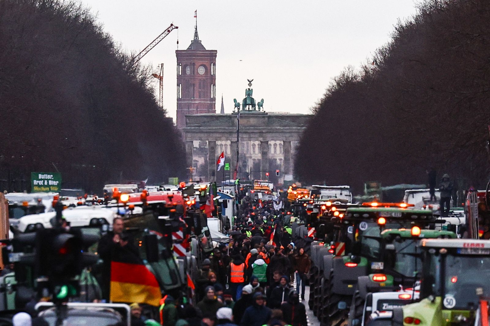 epa11078911 Tractors stand queued up in front of the Brandenburg Gate during a nationwide farmers' strike in Berlin, Germany, 15 January 2024. Farmers went on strike nationwide in Germany, in a protest against the federal government's agricultural policy.  EPA/Filip Singer
