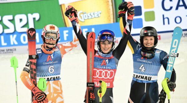 epa11083595 (L-R) Second placed Petra Vlhova of Slovakia, winner Mikaela Shiffrin of the USA, and third placed Sara Hector of Sweden celebrate after the Women's Slalom race at the FIS Alpine Skiing World Cup in Flachau, Austria, 16 January 2024.  EPA/CHRISTIAN BRUNA