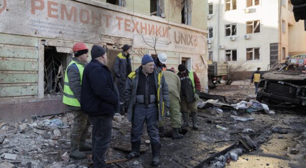 epa11084927 People stand at the site of an overnight Russian rocket attack in Kharkiv, Ukraine, 17 January 2024. At least 17 people were injured as a result of two rockets hitting the downtown area of the eastern Ukrainian city of Kharkiv, according to the Mayor of Kharkiv, Ihor Terekhov. Russian troops entered Ukrainian territory in February 2022, starting a conflict that has provoked destruction and a humanitarian crisis.  EPA/YAKIV LIASHENKO