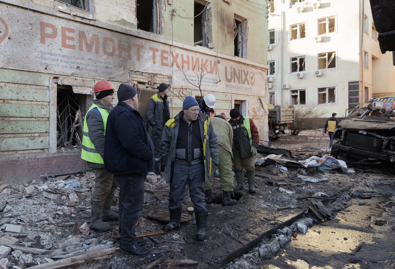 epa11084927 People stand at the site of an overnight Russian rocket attack in Kharkiv, Ukraine, 17 January 2024. At least 17 people were injured as a result of two rockets hitting the downtown area of the eastern Ukrainian city of Kharkiv, according to the Mayor of Kharkiv, Ihor Terekhov. Russian troops entered Ukrainian territory in February 2022, starting a conflict that has provoked destruction and a humanitarian crisis.  EPA/YAKIV LIASHENKO