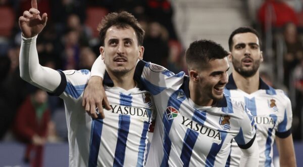 epa11086017 Real Sociedad's striker Mikel Oyarzabal (L) celebrates after scoring the 0-1 goal during the Spanish King's Cup round of sixteen soccer match between CA Osasuna and Real Sociedad, in Pamplona, northern Spain, 17 January 2024.  EPA/Jesus Diges