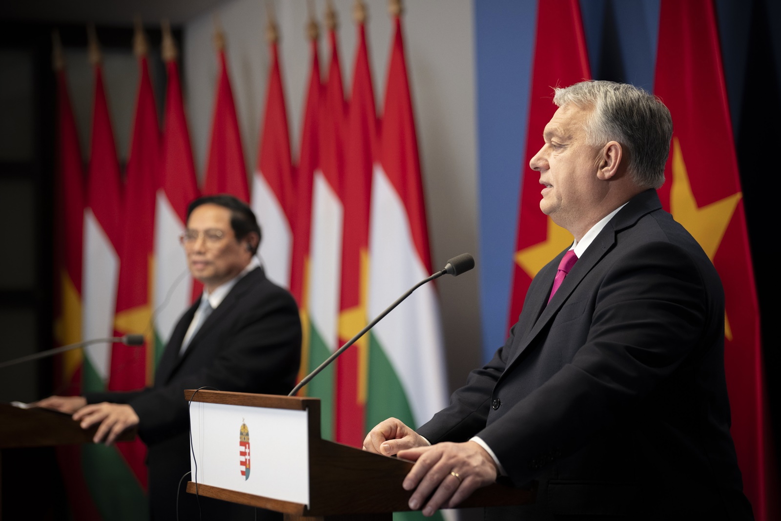 epa11087945 A handout photo made available by the Hungarian PM’s Press Office shows Hungarian Prime Minister Viktor Orban (R) and Vietnamese Prime Minister Pham Minh Chinh hold a joint press conference in the government headquarters in Budapest, Hungary, 18 January 2024.  EPA/VIVIEN CHER BENKO / HUNGARIAN PM’S PRESS OFFICE / HANDOUT HUNGARY OUT HANDOUT EDITORIAL USE ONLY/NO SALES HANDOUT EDITORIAL USE ONLY/NO SALES