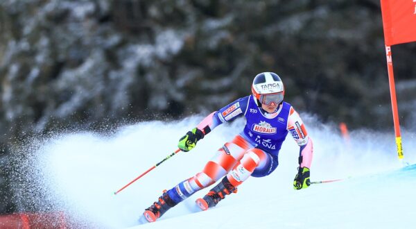 epa11091494 Zrinka Ljutic of Croatia in action during the first run of the Women's Giant Slalom race at the FIS Alpine Skiing World Cup in Jasna, Slovakia, 20 January 2024.  EPA/MARTIN DIVISEK