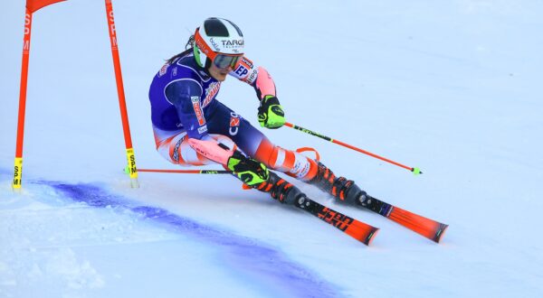 epa11091496 Zrinka Ljutic of Croatia in action during the first run of the Women's Giant Slalom race at the FIS Alpine Skiing World Cup in Jasna, Slovakia, 20 January 2024.  EPA/MARTIN DIVISEK