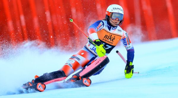 epa11093611 Zrinka Ljutic of Croatia in action during the first run of the Women's Slalom race at the FIS FIS Alpine Skiing World Cup in Jasna, Slovakia, 21 January 2024.  EPA/MARTIN DIVISEK