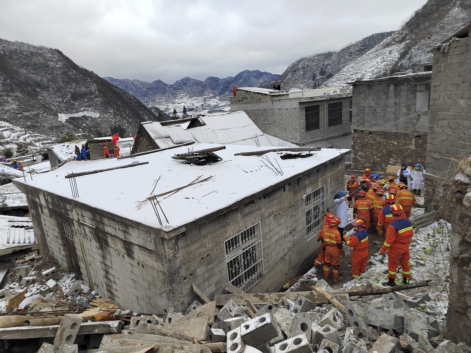 epa11096644 Rescuers workers in action at the site of a landslide in Liangshui Village, Tangfang Town in the city of Zhaotong, southwest China's Yunnan Province, 22 January 2024. Two people, previously reported missing, have been found and confirmed dead after a landslide struck southwest China's Yunnan Province, local authorities said. The landslide hit Liangshui Village in the city of Zhaotong at around 6 a.m. on 22 January, leading to at least 47 people missing, according to local headquarters for the disaster relief.
More than 200 rescuers, together with 33 firefighting vehicles and 10 loading machines, are combing through the debris to search for the missing people. Over 200 residents have been evacuated to safer places.  EPA/XINHUA / Hu Chao CHINA OUT / UK AND IRELAND OUT  /       MANDATORY CREDIT  EDITORIAL USE ONLY  EDITORIAL USE ONLY