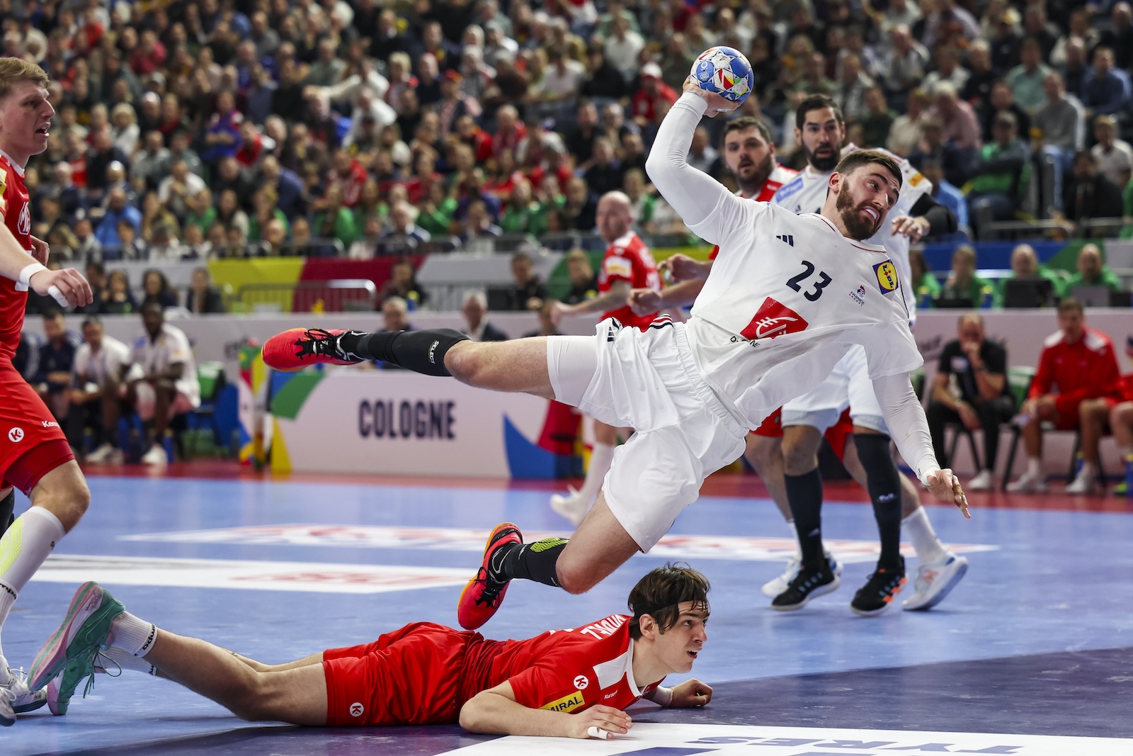 epa11096845 Franceâ€™s Ludovic Fabregas (R) in action against Austria's Michael Miskovez (L) during the EHF Men's EURO 2024 Main round group 1 handball match between France and Austria in Cologne, Germany, 22 January 2024.  EPA/CHRISTOPHER NEUNDORF