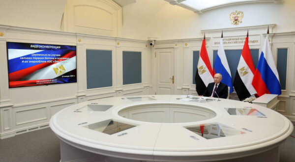 epa11098352 Russian President Vladimir Putin takes part, via videoconference, in the official ceremony for pouring the first concrete into the foundation of power unit 4 at Egypt's El-Dabaa Nuclear Power Plant with the participation of Egyptian President Abdel Fattah al-Sisi, at the Kremlin, in Moscow, Russia, 23 January 2024.  EPA/GAVRIIL GRIGORIV / SPUTNIK / KREMLIN POOL MANDATORY CREDIT