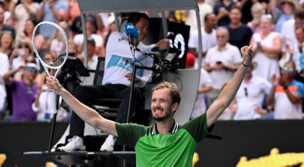epa11100298 Daniil Medvedev of Russia celebrates match point during his quaterfinal win against Hubert Hurkacz of Poland on Day 11 of the 2024 Australian Open at Melbourne Park in Melbourne, Australia, 24 January 2024.  EPA/JAMES ROSS  AUSTRALIA AND NEW ZEALAND OUT
