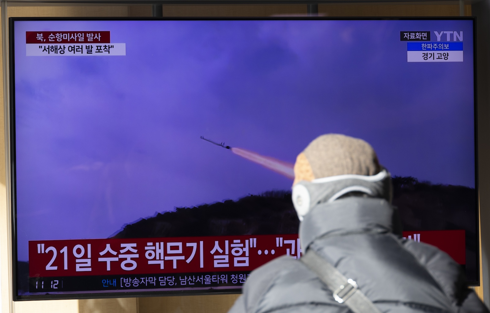 epa11100233 A man watches a television screen broadcasting the news of missiles launched by North Korea at a station in Seoul, South Korea, 24 January 2024. According to South Korea's Joint Chiefs of Staff (JCS), North Korea fired several cruise missiles towards the Yellow Sea.  EPA/JEON HEON-KYUN