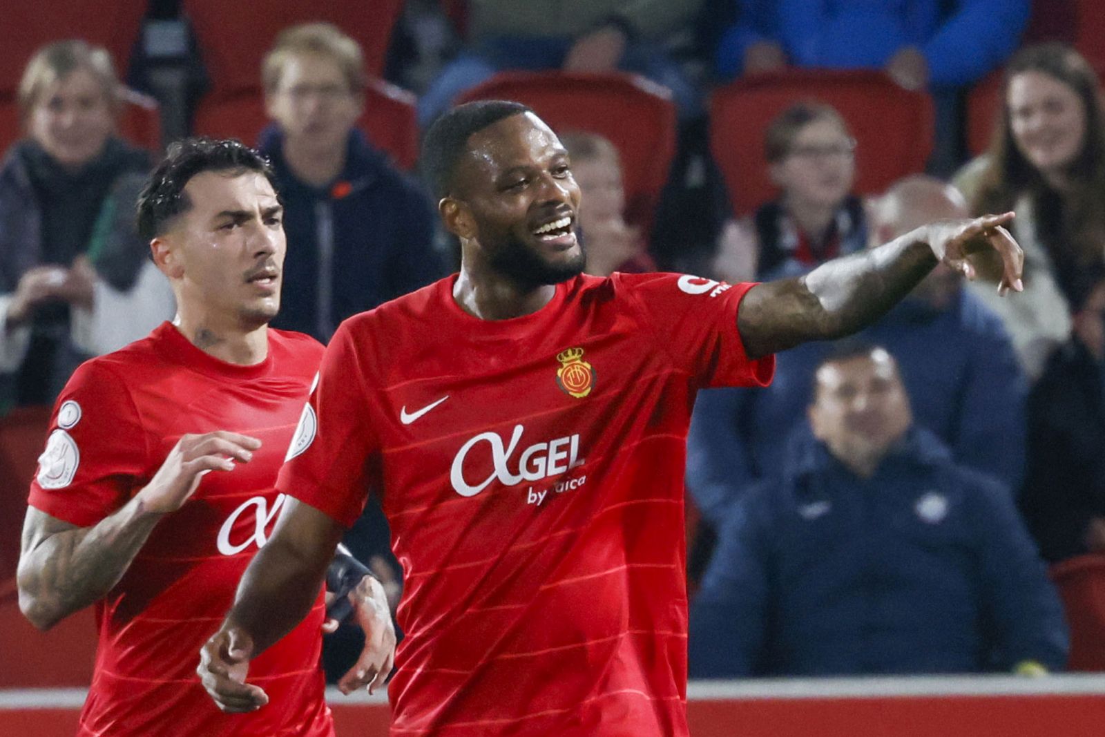 epa11101771 Mallorca's striker Cyle Larin (R) celebrates with his teammates after scoring the 1-0 goal during the Spanish King's Cup quarterfinals soccer match between RCD Mallorca and Girona FC, in Palma de Mallorca, Balearic Islands, Spain, 24 January 2024.  EPA/CATI CLADERA