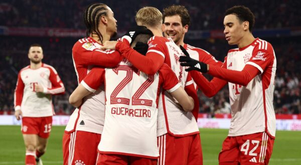 epa11102039 Munich's Raphael Guerreiro (C) celebrates with teammates after scoring the 1-0 lead during the German Bundesliga soccer match between FC Bayern Munich and Union Berlin in Munich, Germany, 24 January 2024.  EPA/ANNA SZILAGYI CONDITIONS - ATTENTION: The DFL regulations prohibit any use of photographs as image sequences and/or quasi-video.