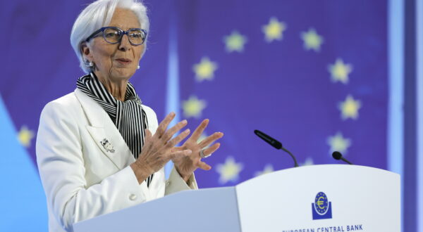 epa11103673 European Central Bank (ECB) President Christine Lagarde addresses a press conference following the meeting of the ECB Governing Council in Frankfurt am Main, Germany, 25 January 2024.  EPA/RONALD WITTEK