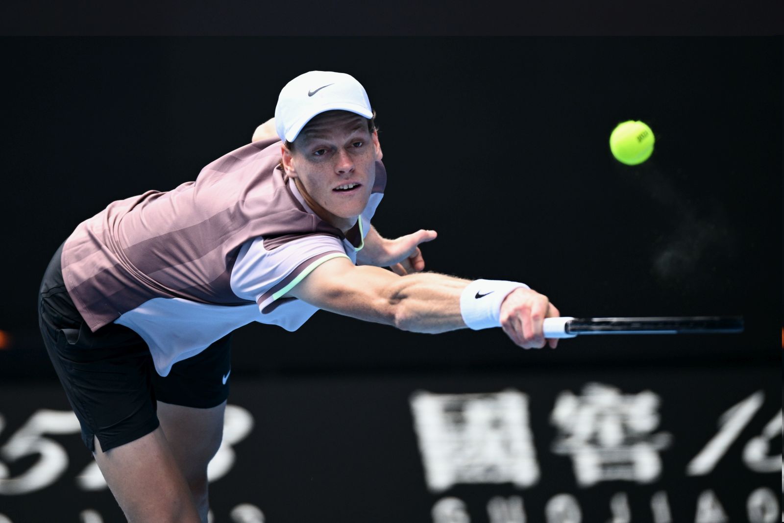 epa11104826 Jannik Sinner of Italy in action against Novak Djokovic of Serbia during the Men’s semifinal  on Day 13 of the 2024 Australian Open at Melbourne Park in Melbourne, Austraila, 26 January 2024.  EPA/JOEL CARRETT NO ARCHIVING, EDITORIAL USE ONLY AUSTRALIA AND NEW ZEALAND OUT