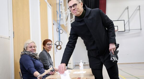 epa11110257 Former Prime Minister of Finland and presidential candidate from National Coalition Party, Alexander Stubb, casts his ballot at a polling station during Finland's presidential election, in Espoo, Finland, 28 January 2024. Finnish voters head to the polls on 28 January 2024 to cast their votes in the presidential election.  EPA/KIMMO BRANDT