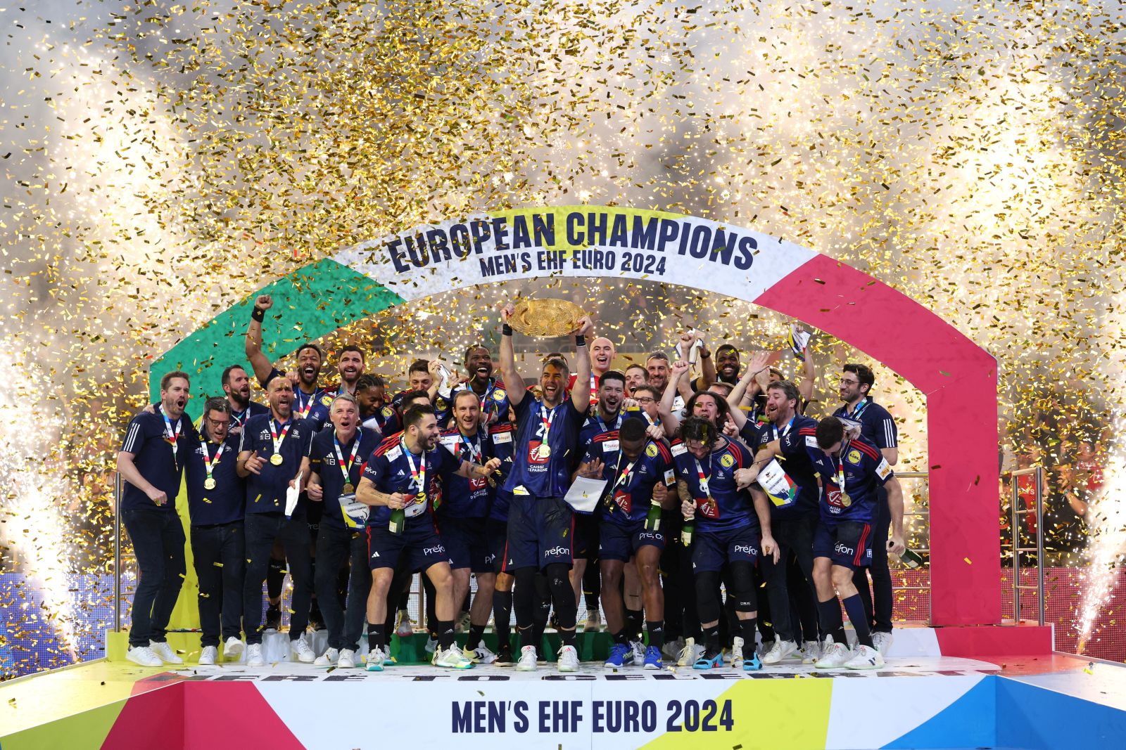 epa11111462 Team France celebrates with the trophy after winning the EHF Men's EURO 2024 final handball match between France and Denmark in Cologne, Germany, 28 January 2024.  EPA/CHRISTOPHER NEUNDORF