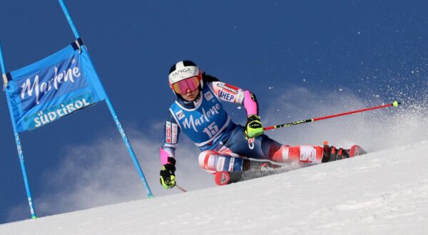epa11113674 Zrinka Ljutic of Croatia in action during the first run of the Women's Giant Slalom race at the FIS Alpine Skiing World Cup in Kronplatz, Italy, 30 January 2024.  EPA/ANDREA SOLERO