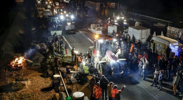 epa11114548 Dozens of French farmers arriving by truck join the blockade point on the A4 motorway at Jossigny, east of Paris, France, 30 January 2024. French farmers continue their protests with road blockades and demonstrations in front of state buildings awaiting a response from the government to their request for 'immediate' aid of several hundred million euros. On 23 January, the EU Agriculture and Fisheries Council highlighted the importance of providing the conditions necessary to enable EU farmers to ensure food security sustainably and profitably, as well as ensuring a fair income for farmers.  EPA/YOAN VALAT