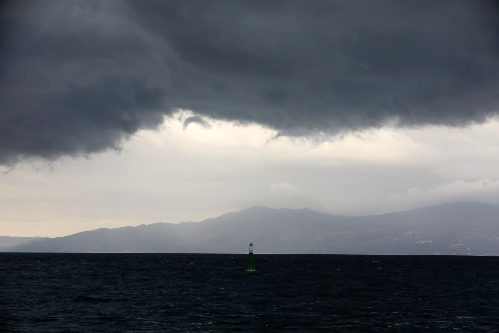 03.01.2024., Rijeka - Tamno oblacno nebo nad Kvarnerskim zaljevom i Rijekom.  Photo: Goran Kovacic/PIXSELL