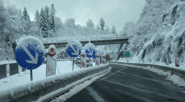 03.12.2023., Delnice - Problemi na cesti i snijeg u Delnicama i okolici. Photo: Josip Mikacic/PIXSELL
