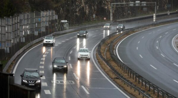 05.01.2024., Rijeka - Zbog kise su mokri i skliski kolnici te je potreban oprez u voznji na autocestama A6 i A7. Photo: Goran Kovacic/PIXSELL