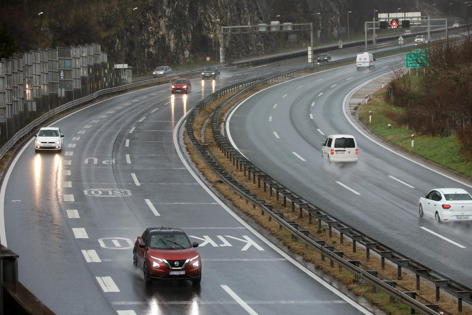 05.01.2024., Rijeka - Zbog kise su mokri i skliski kolnici te je potreban oprez u voznji na autocestama A6 i A7. Photo: Goran Kovacic/PIXSELL