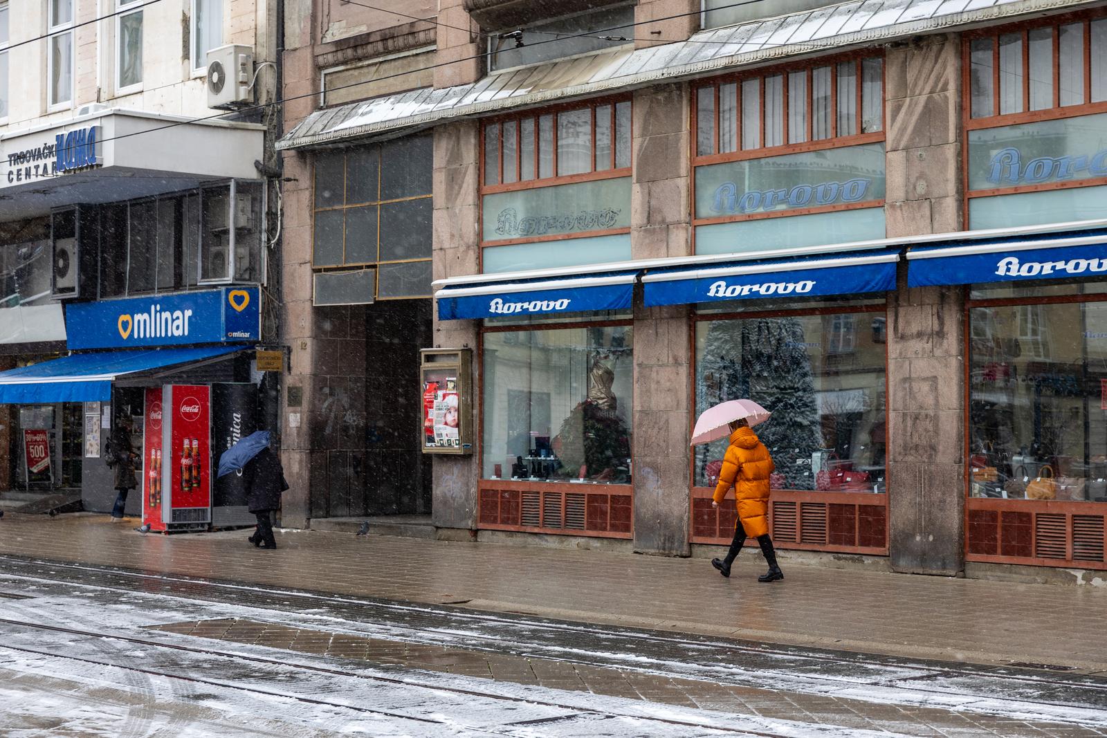 08.01.2024., Osijek - Snijeg zabijelio grad. Trg Ante Starcevica. Photo: Borna Jaksic/PIXSELL