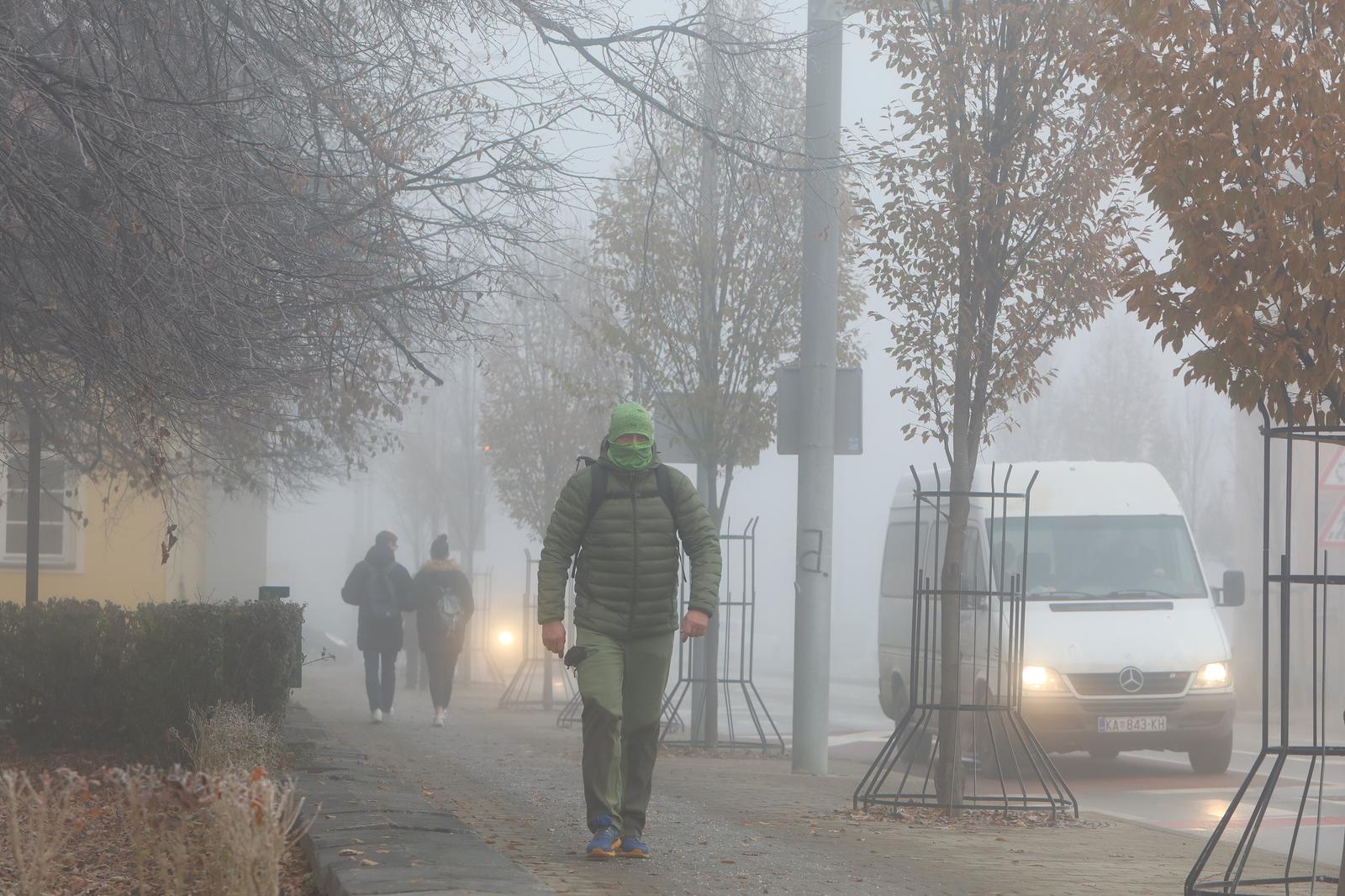 08.12.2023., Karlovac - Karlovac se jutros probudio okovan gustom maglom i temperaturom u minusu. Photo: Kristina Stedul Fabac/PIXSELL