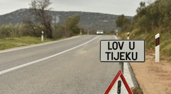 09.01.2016., Tisno - Nesvagidasnji znak i upozorenje na Drzavnoj cesti 121 kod Tisnog - Lov u tijeku. Photo: Hrvoje Jelavic/PIXSELL