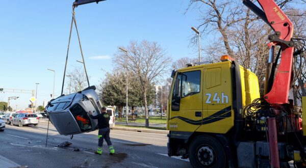 09.01.2024., Zadar - Na raskrizju kod benzinske pumpe u Jazinama automobil se prevrnuo na krov. Photo: Sime Zelic/PIXSELL