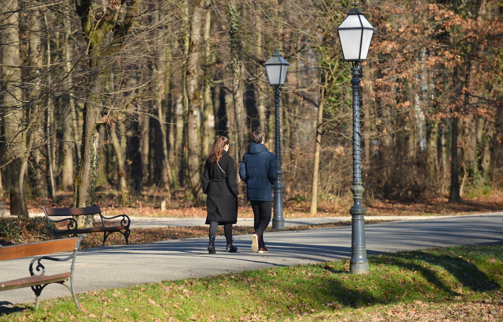 13.01.2024., Park Maksimir, Zagreb - Sunčan zimski dan, ljudi su iskoristili za šetnju Maksimirskim parkom. Photo: Josip Mikacic/PIXSELL