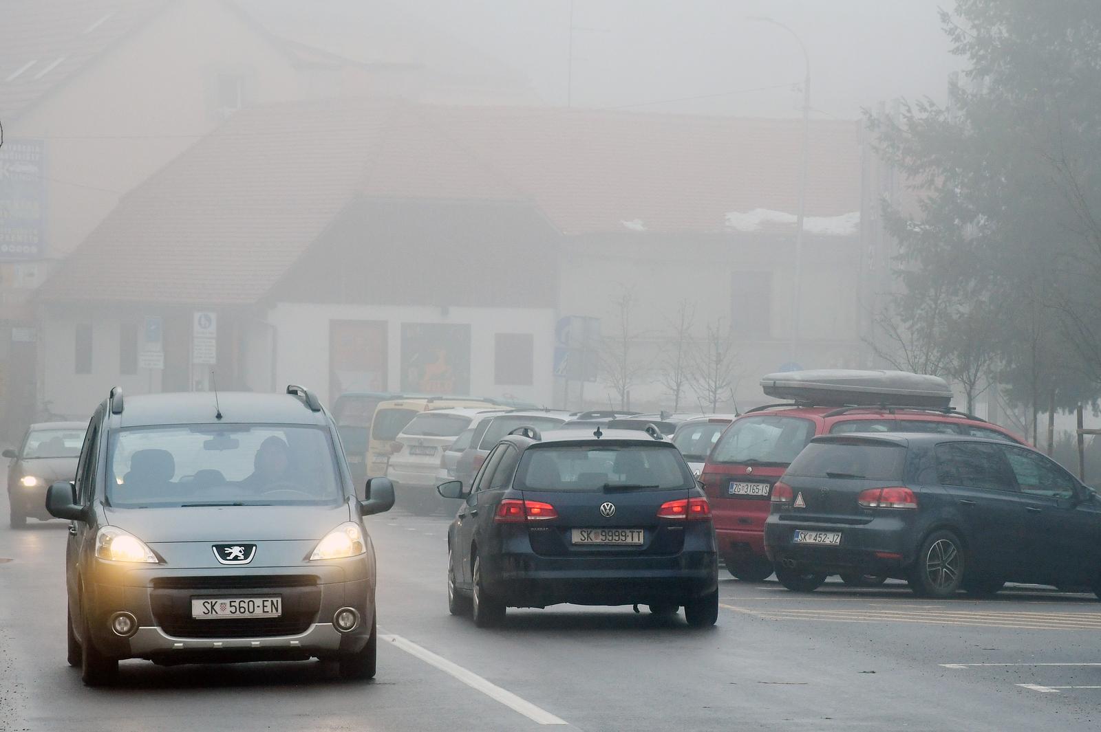 16.01.2024., Sisak - Gusta magla prekrila gradske ulice.

  Photo: Nikola Cutuk/PIXSELL