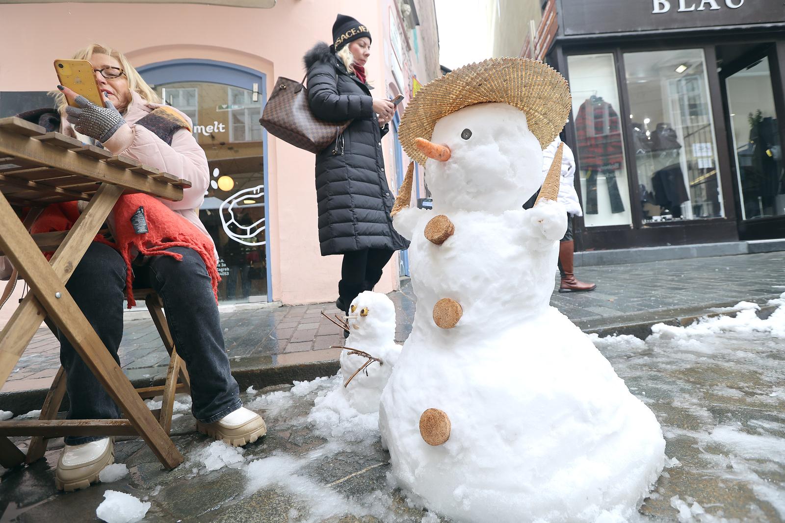 19.01.2024., Zagreb - S prvim ozbiljnijim snijegom ove zime, svoje vrijeme docekali su i snjegovici koji su "zauzeli" Radicevu.
 Photo: Patrik Macek/PIXSELL