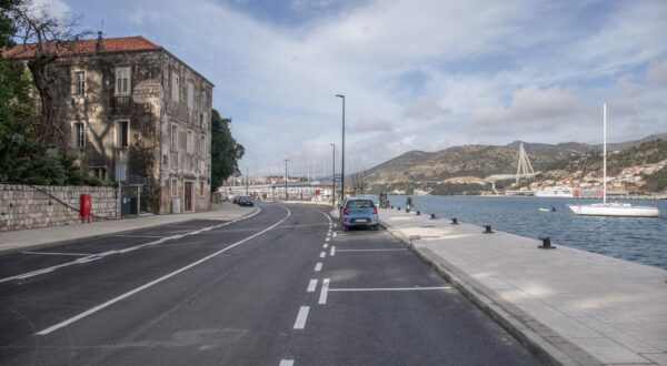 19.01.2024., Lapadska obala, Dubrovnik - Novoizgradjena prometnica otvorena je danas za promet. Rekonstrukcija i prosirenje Lapadske obale, kapitalna investicija financirana europskih i nacionalnim sredstvima najvece je ulaganje u prometnu infrastrukturu uzeg centra grada u posljednjih pedesetak godina.   Photo: Grgo Jelavic/PIXSELL