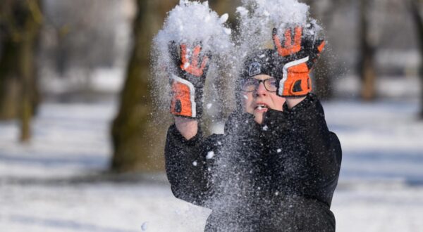 20.01.2024., Zagreb - Gradjani uzivaju u snjeznim aktivnostima na jezeru Jarun.
 Photo: Davor Puklavec/PIXSELL