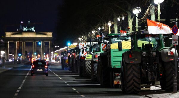 Tractors queue, as German farmers take part in a protest against the cut of vehicle tax subsidies, near the Brandenburg Gate in Berlin, Germany, January 7, 2024. REUTERS/Fabrizio Bensch Photo: Fabrizio Bensch/REUTERS