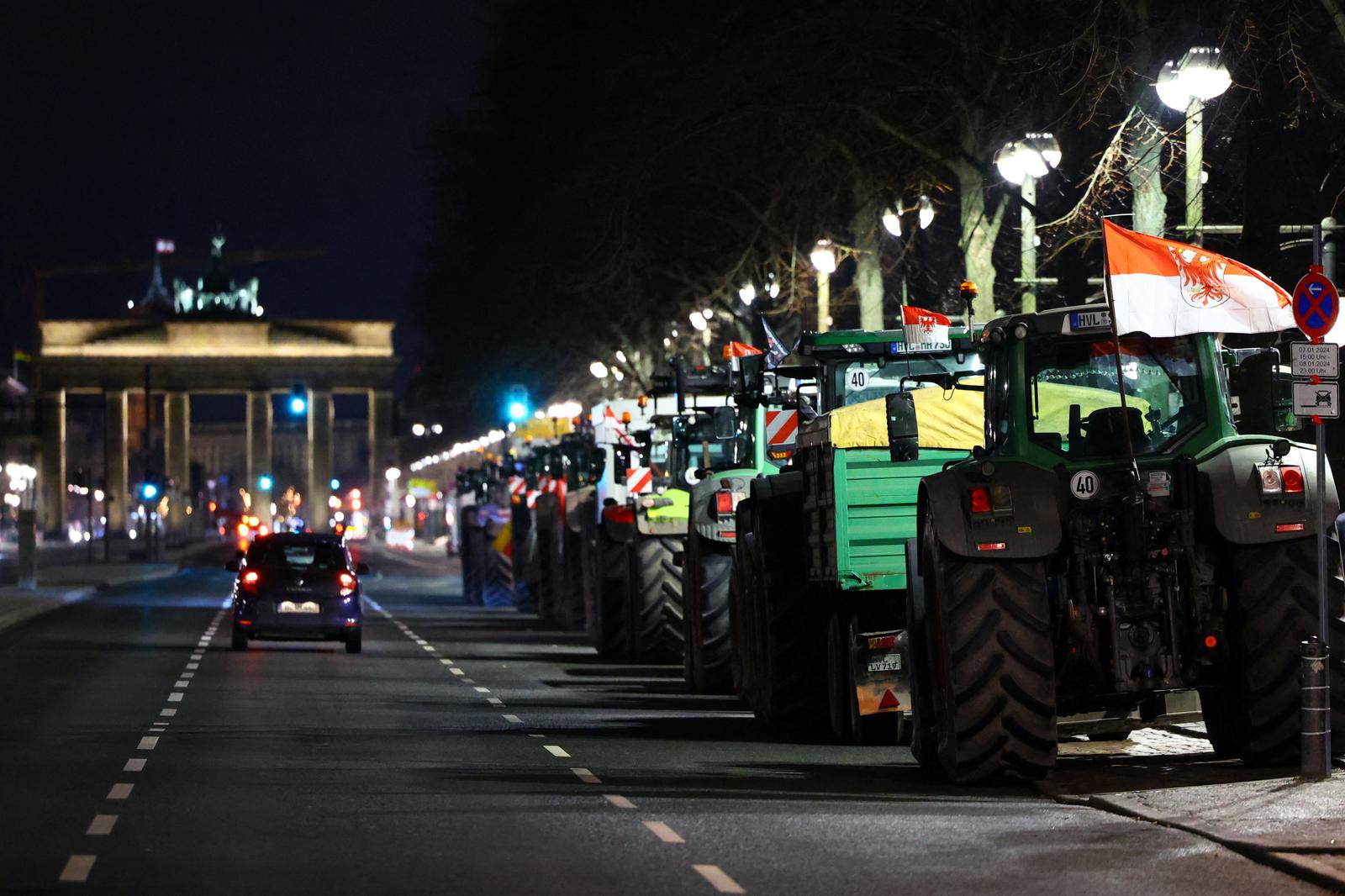 Tractors queue, as German farmers take part in a protest against the cut of vehicle tax subsidies, near the Brandenburg Gate in Berlin, Germany, January 7, 2024. REUTERS/Fabrizio Bensch Photo: Fabrizio Bensch/REUTERS