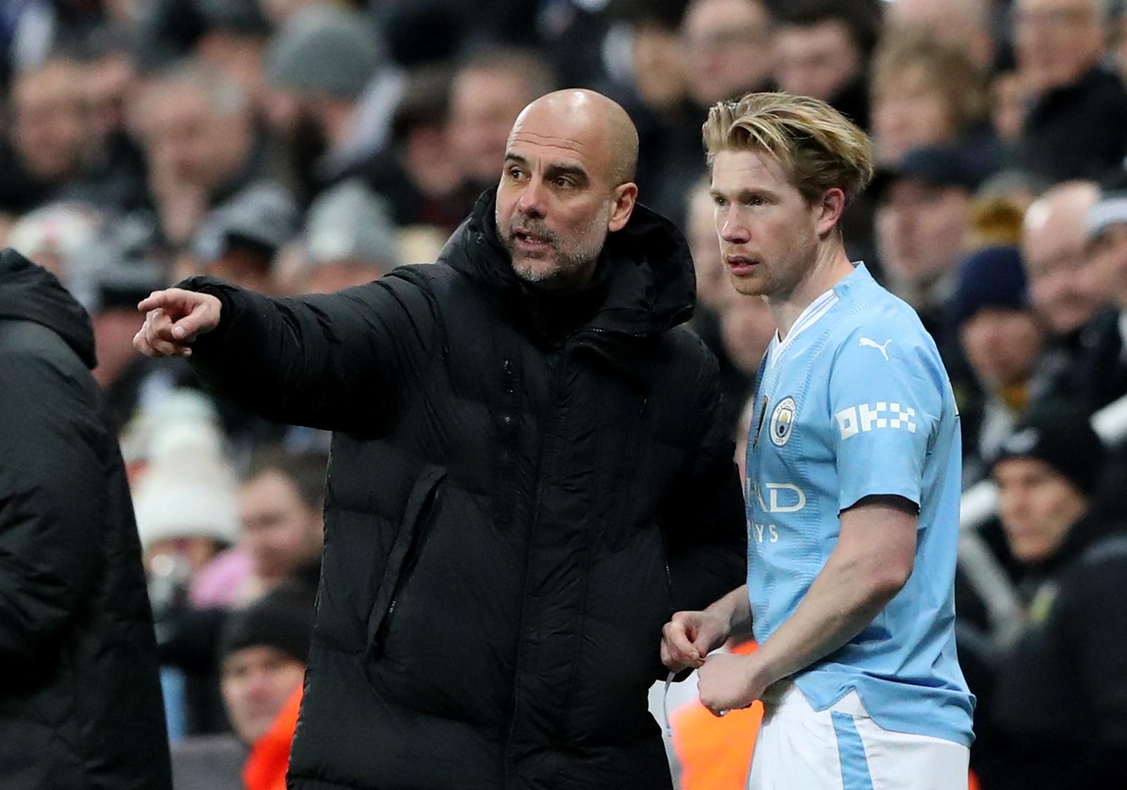 Soccer Football - Premier League - Newcastle United v Manchester City - St James' Park, Newcastle, Britain - January 13, 2024 Manchester City's Kevin De Bruyne receive instructions from manager Pep Guardiola before being substituted on REUTERS/Scott Heppell NO USE WITH UNAUTHORIZED AUDIO, VIDEO, DATA, FIXTURE LISTS, CLUB/LEAGUE LOGOS OR 'LIVE' SERVICES. ONLINE IN-MATCH USE LIMITED TO 45 IMAGES, NO VIDEO EMULATION. NO USE IN BETTING, GAMES OR SINGLE CLUB/LEAGUE/PLAYER PUBLICATIONS. Photo: Scott Heppell/REUTERS