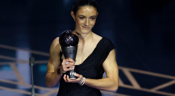 Soccer Football - The Best FIFA Football Awards - Eventim Apollo, London, Britain - January 15, 2024  FC Barcelona's Aitana Bonmati holds a trophy on stage after winning the best women's player of 2023 during the awards ceremony REUTERS/Andrew Boyers Photo: Andrew Boyers/REUTERS
