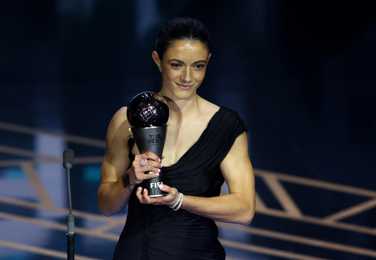 Soccer Football - The Best FIFA Football Awards - Eventim Apollo, London, Britain - January 15, 2024  FC Barcelona's Aitana Bonmati holds a trophy on stage after winning the best women's player of 2023 during the awards ceremony REUTERS/Andrew Boyers Photo: Andrew Boyers/REUTERS