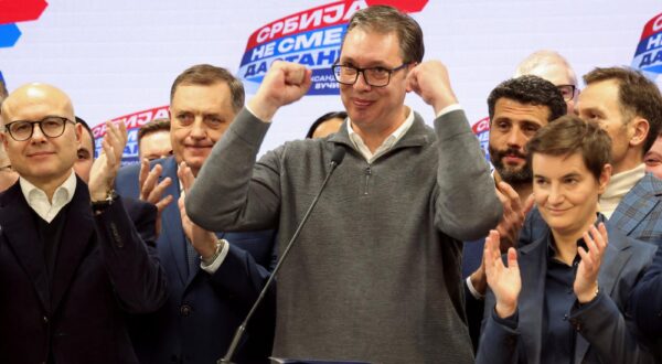 Serbian President Aleksandar Vucic gestures on stage at Serbian Progressive Party (SNS) headquarters following exit polls results of the parliamentary election in Belgrade, Serbia, December 17, 2023. REUTERS/Zorana Jevtic Photo: ZORANA JEVTIC/REUTERS
