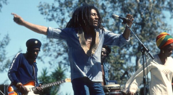 SANTA BARBARA, CA - MAY 31: Jamaican reggae musician, singer, songwriter and cultural icon Bob Marley performing with his band, The Wailers, at the Santa Barbara County Bowl in Santa Barbara, CA on May 31, 1976. PUBLICATIONxNOTxINxUSA Copyright: xJeffreyxMayerx/xRockxNegativesx/xMediaPunchx