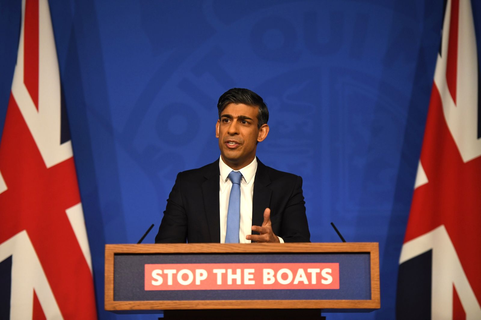 epa11086985 British Prime Minister Rishi Sunak speaks during a news conference at Downing Street in London, Britain, 18 January 2024. The House of Commons voted 320 to 276 on 17 January in favor of Sunak's plan to send migrants to Rwanda, after most Conservative Party rebels who had tried to force the government to toughen the bill fell into line rather than risk triggering political turmoil.  EPA/CHRIS J. RATCLIFFE / POOL