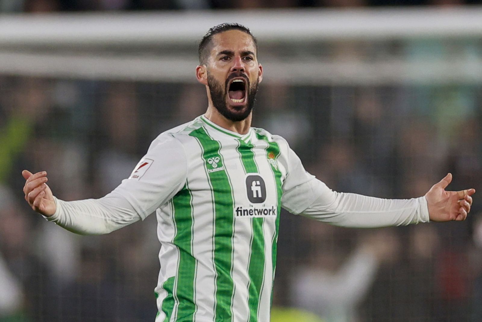 epa11094876 Betis' midfielder Isco celebrates after scoring the 2-2 goal during the Spanish LaLiga soccer match between Real Betis and FC Barcelona in Seville, Spain, 21 January 2024.  EPA/Jose Manuel Vidal