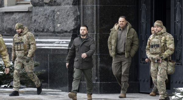 epa11096197 Ukrainian President Volodymyr Zelensky (C-L) and Andriy Yermak (C-R), head of the Ukrainian President's Office, walk prior to the meeting with the Polish prime minister (not pictured)  in Kyiv (Kiev), Ukraine, 22 January 2024. The Polish prime minister arrived in Kyiv to meet with top Ukrainian officials amid the Russian invasion.  EPA/SERGEY DOLZHENKO