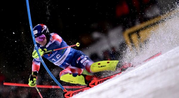 epa11101542 Filip Zubcic of Croatia in action during the first run of the Men's Slalom race at the FIS Alpine Skiing World Cup in Schladming, Austria, 24 January 2024.  EPA/CHRISTIAN BRUNA