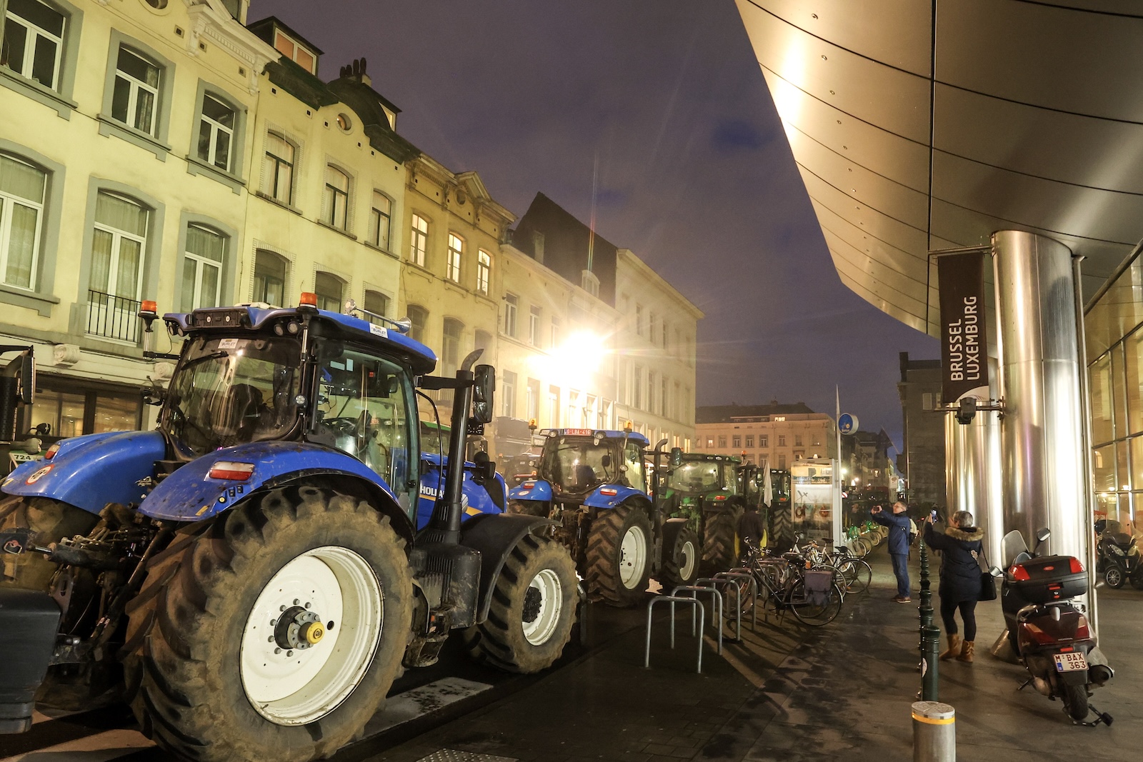 epa11117271 Farmers' tractors converge in front of the European Parliament during a protest on the sidelines of a EU summit in Brussels, Belgium, 01 February 2024. Several hundred tractors are expected to converge on Brussels on the sidelines of a European leaders' summit on 01 February, the Walloon Federation of Agriculture (FWA) announced. Farmers are protesting to highlight their declining incomes, overly complex legislation and administrative overload. The discontent among farmers, initially sparked in France, has spilled over into several European countries, including Belgium, particularly in the Walloon region.  EPA/OLIVIER HOSLET