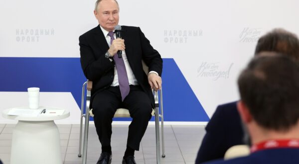 epa11121031 Russian President Vladimir Putin attends a meeting with participants of a forum titled 'All for a Victory!', held by the All-Russian People's Front in Tula, Russia, 02 February 2024.  EPA/ALEXANDER KAZAKOV / SPUTNIK / KREMLIN POOL MANDATORY CREDIT
