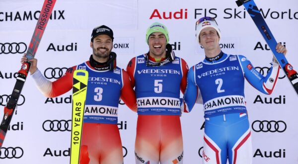 epa11125918 (L-R) Second placed Loic Meillard of Switzerland, first placed Daniel Yule of Switzerland and third placed Clement Noel of France celebrate on the podium after the Men's Slalom race at the FIS Alpine Skiing World Cup event in Chamonix, France, 04 February 2024.  EPA/SEBASTIEN NOGIER